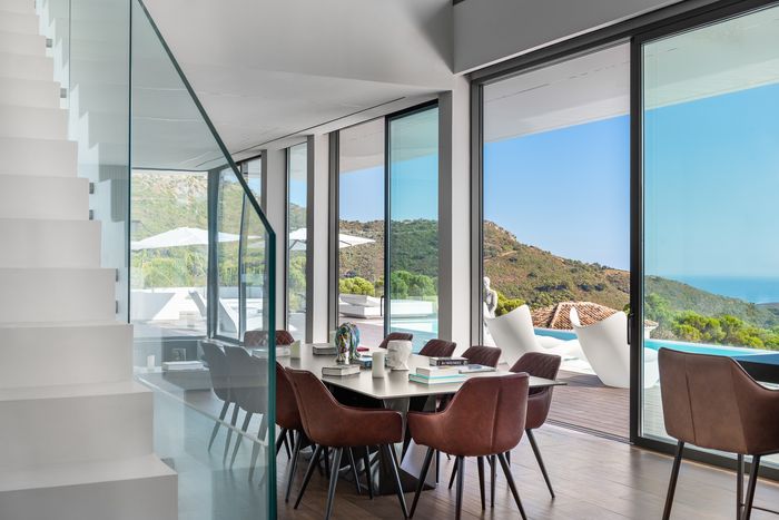 Sala pranzo e vista | Fotografia Luxury Real Estate, Marbella | Dani Vottero