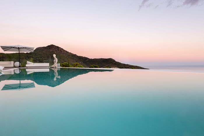 Pool at sunset | Luxury villas photography | Dani Vottero