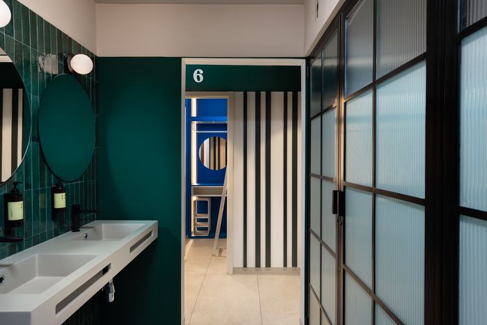 Bathroom and Pod | Coeo Pod Hostel | Dani Vottero, photographer in Malaga