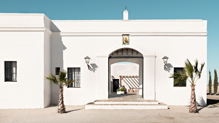 Facade and Access, Hacienda Las Mesas, Jerez | Dani Vottero, architectural photographer