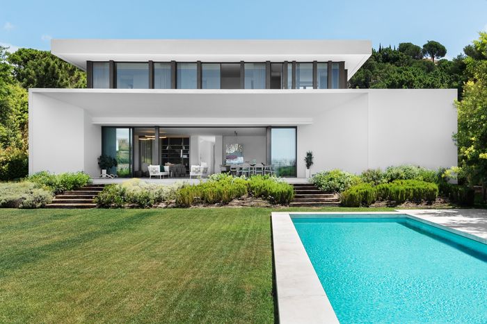 Fachada y Piscina | Villa Maple Ridge | Dani Vottero, fotógrafo real estate en Marbella