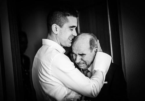 Artesano de la Luz - Fotografia de boda - Abrazo de hijo y padre