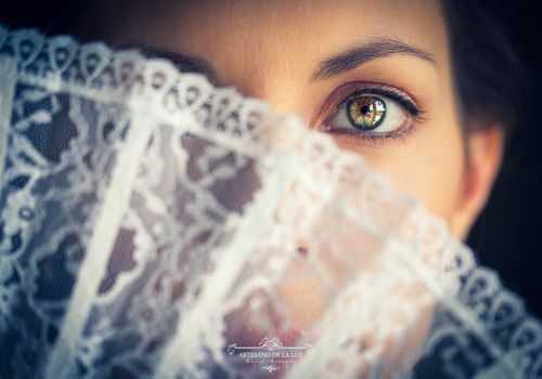 Artesano de la Luz - Fotografia de boda - Mirada a través del abanico