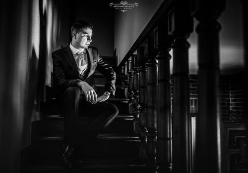 Artesano de la Luz - Fotografia de boda - novio sentado en la escalera