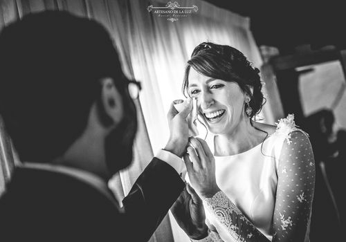 Artesano de la Luz - Fotografia de boda - Hermano secando las lágrimas a la novia