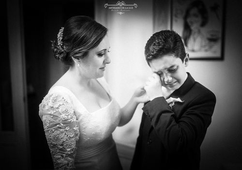 Artesano de la Luz - Fotografia de boda - la novia seca las lágrimas de su hijo