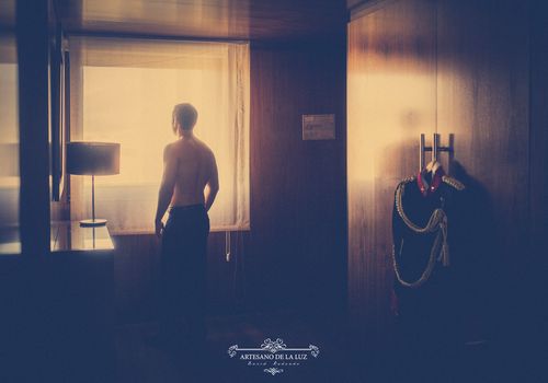 Artesano de la Luz - Fotografia de boda - novio mirando por la ventana