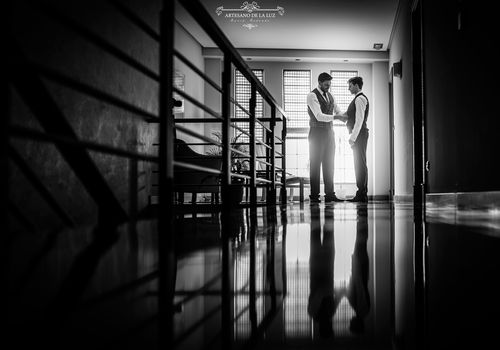 Artesano de la Luz - Fotografia de boda - vistiendo al novio