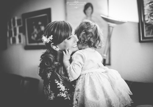 Artesano de la Luz - Fotografia de boda - novia jugando con su hija
