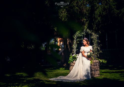 Artesano de la Luz - Fotografia de boda - novia en los jardines