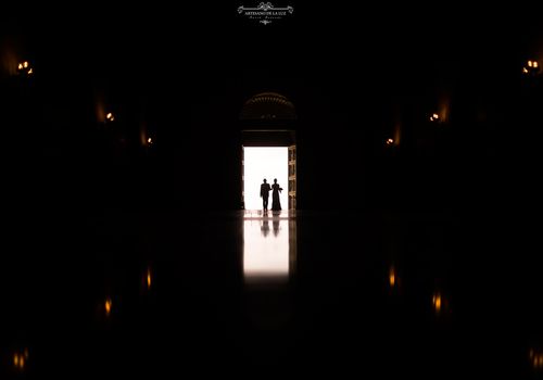 Artesano de la Luz - Entrada de la novia junto al padrino y reflejo al contraluz en la basílica Del Valle de los Caídos