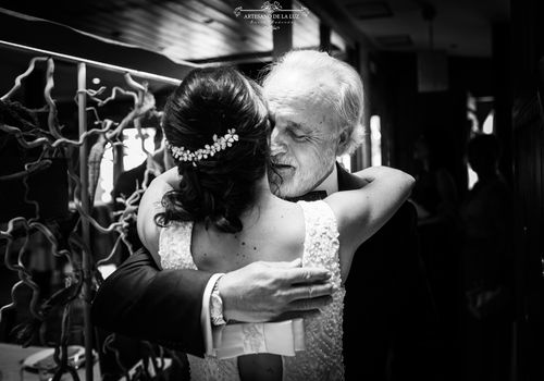Artesano de la Luz - Emotivo abrazo entre la novia y su padre previo a la boda en Hacienda Jacaranda