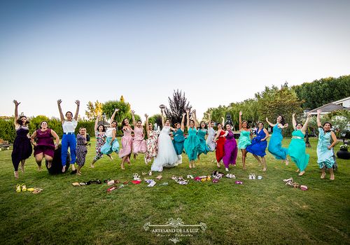 Artesano de la Luz - foto de la novia saltando con sus amigas