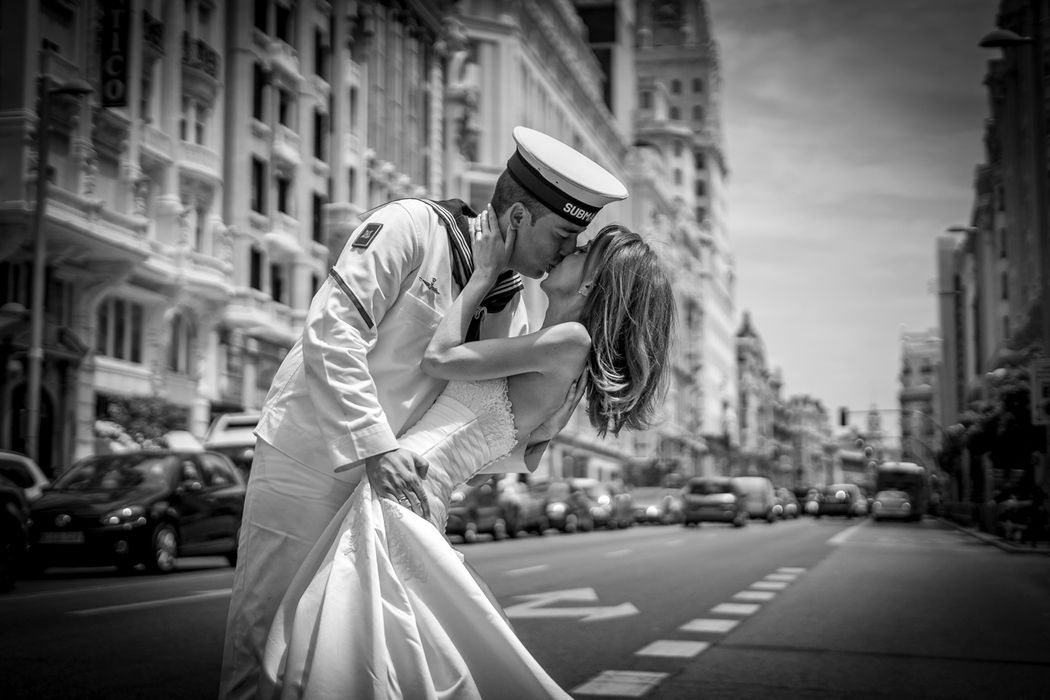 el novio y la novia se besan en las calles de Madrid
