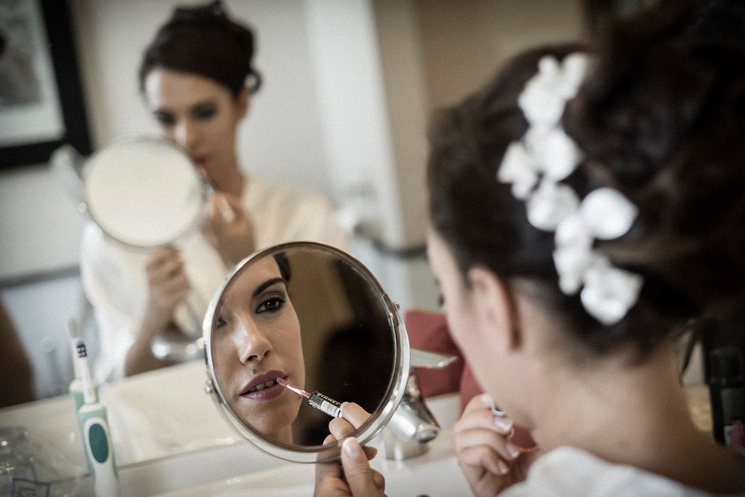 novia maquillandose en el espejo