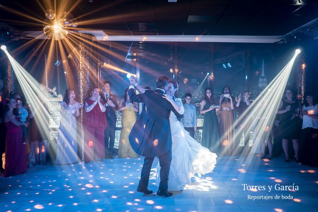 Abriendo el baile en la discoteca del palacete de la ochava