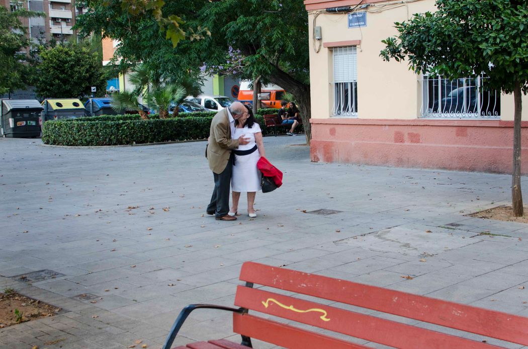 love of eldery people in valencia as part or our photo workshop in Spain