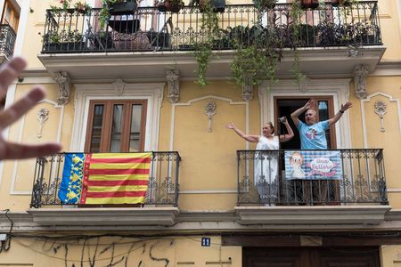 party in a balcony photography tour in valencia