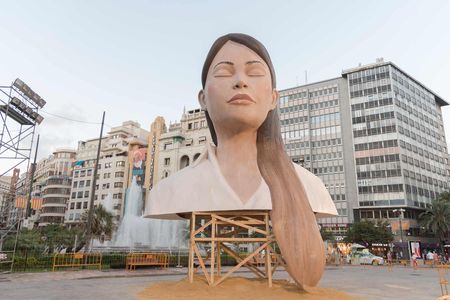 big monumente in photography tour in valencia