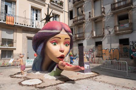lonely monument of a woman head photography tour in valencia