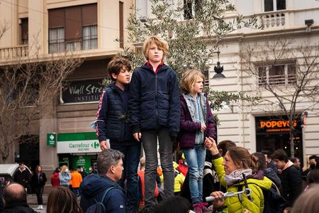3 kids enjoying falles shows