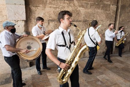 group of traditional musicians in the city photography tour in valencia