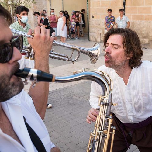 musicians in fallas photography tour in valencia