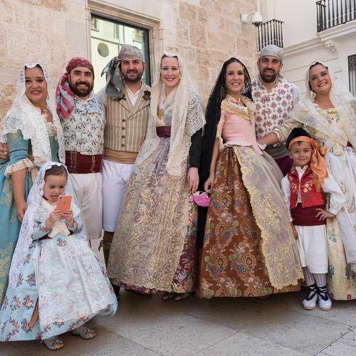 traditional wear in valencia photography tour in valencia