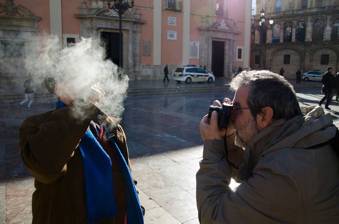 photographer and smoker in valencia photo taken in a photo walk with louis alarcon