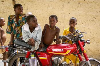 Sukida. Retrato con la moto de m’baba. Burkina Faso 2007.