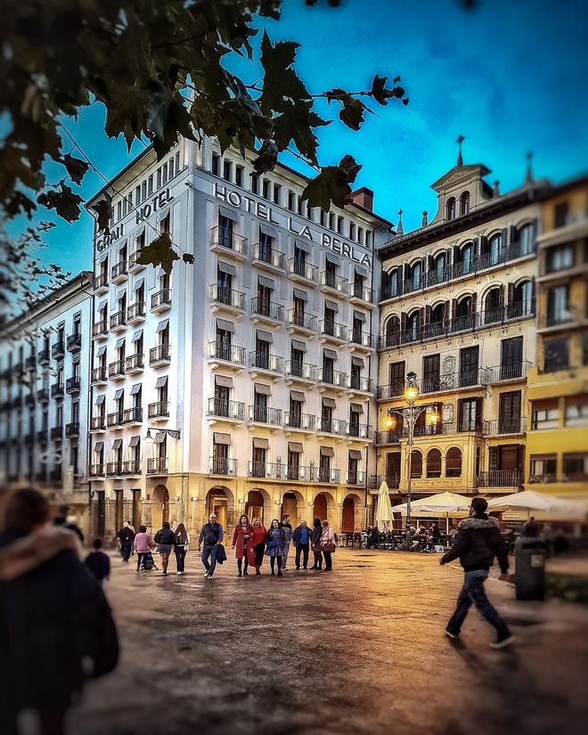 Plaza del Castillo en Pamplona, hotel La Perla, al atardecer. 