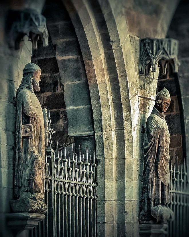 Detalle del pórtico de San Saturnino (San Cernín) en Pamplona