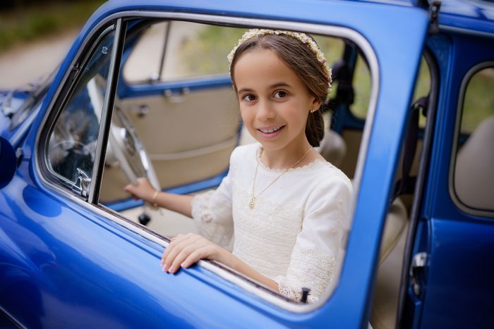 Sesión fotos de comunión. Niña en un coche azul. ©2024 Foto Alba