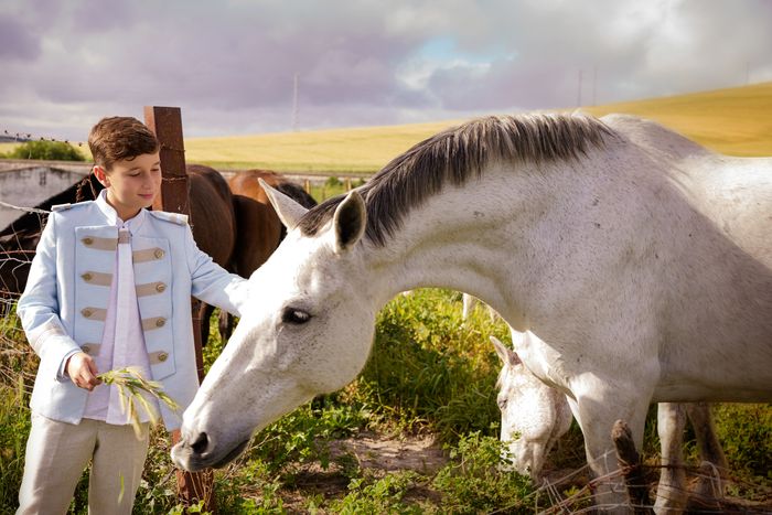 Sesión fotos de comunión. Niño en el campo con un caballo. ©2024 Foto Alba