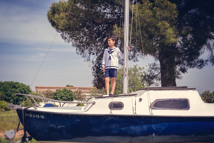 Sesión fotos de comunión. Niño en un barco. ©2024 Foto Alba