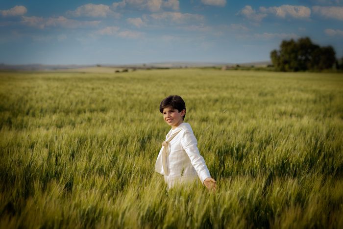 Sesión fotos de comunión. Niño en el campo. ©2024 Foto Alba