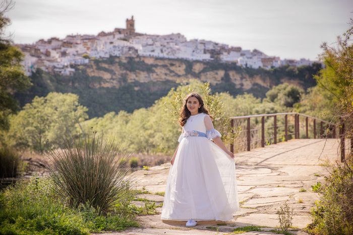 Sesión fotos de comunión. Niña en el campo de Arcos. ©2024 Foto Alba