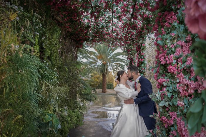 Pareja de recién casados durante su sesión de fotos de boda. Restaurante Esturión, Coria del Río, Sevilla. Fotógrafo de Bodas Andalucía