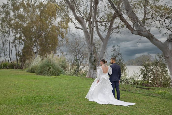 Pareja de novios pasean junto al río Guadalquivir. Sesión de fotos de boda en El Esturión, Coria del Río. Fotógrafo de Bodas  en SevillaAndalucía