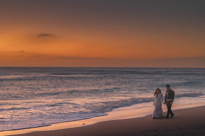 Novios paseando por una playa de Cádiz al atardecer