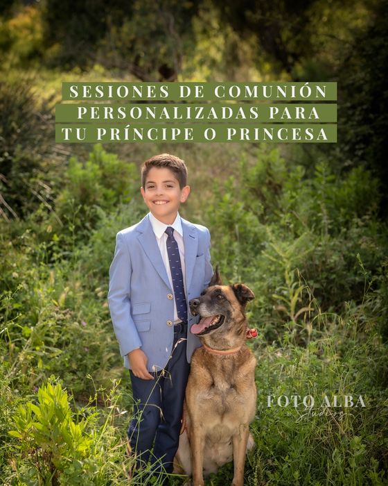 Un niño junto a su perro posan para una Sesión fotos de comunión en el campo