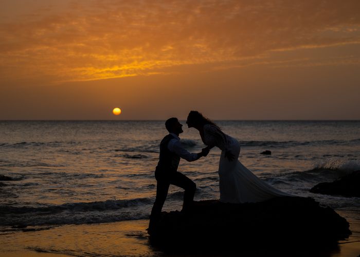 Postboda de Mari y Víctor en Cala de Roche: Un Paraíso de Amor y Luz