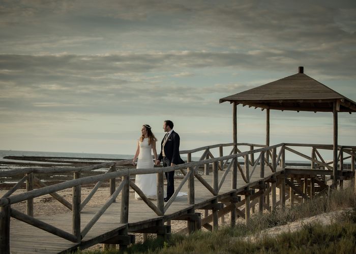 Sesión Postboda en Chipiona: Aurea y Rafael, una tarde inolvidable en la Playa de las Tres Piedras