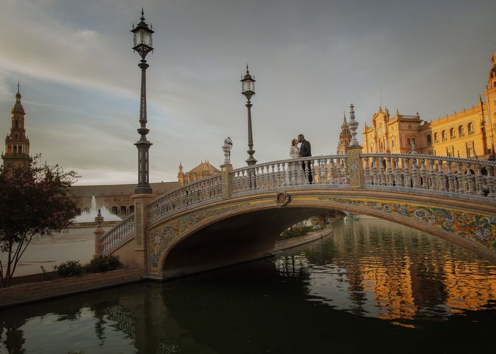 Fotografía de Boda en Sevilla: Capturando Emociones en la Plaza de España