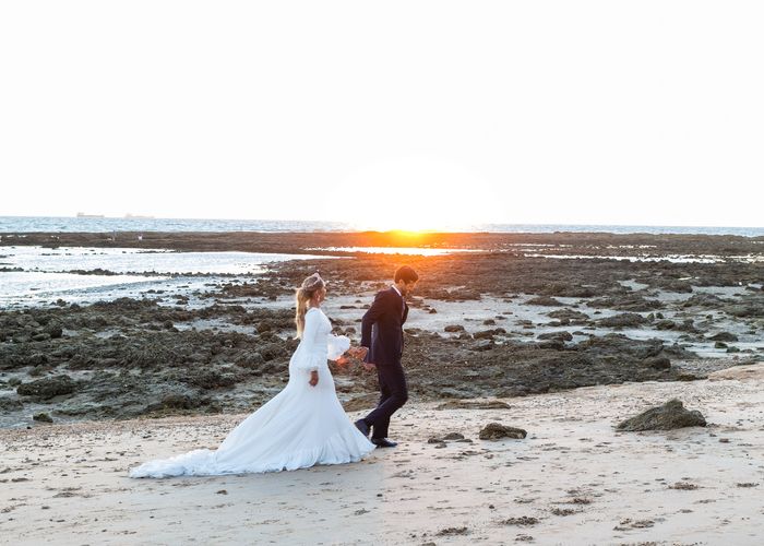  Post Boda en la Playa La Muralla: Encarni y Jorge Capturan su Historia de Amor en El Puerto de Sant