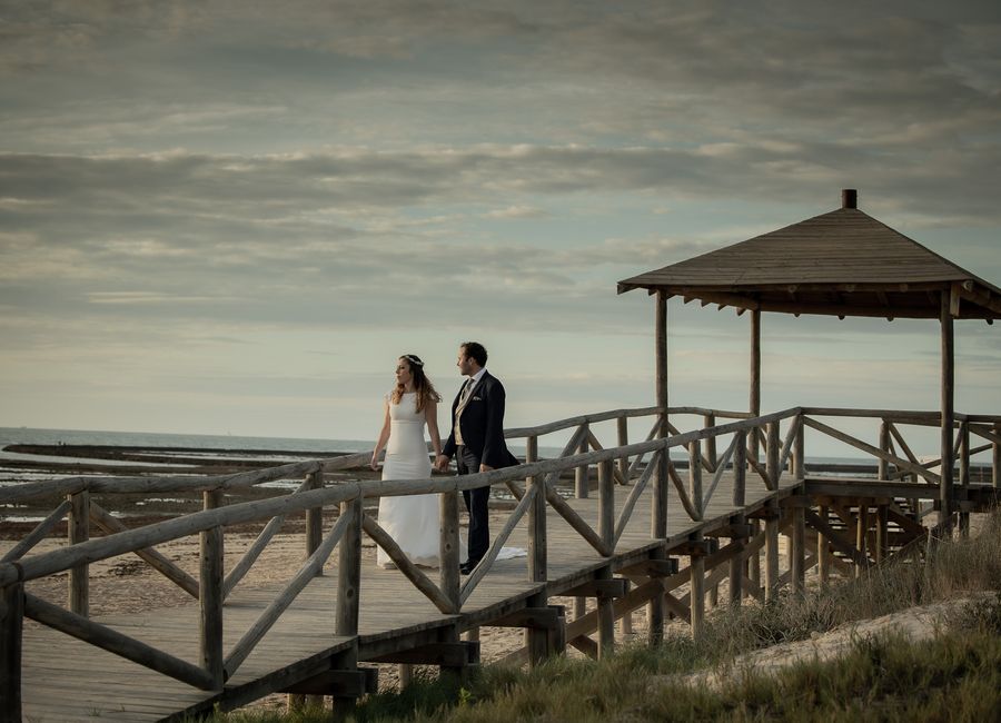 Sesión Postboda en Chipiona: Aurea y Rafael, una tarde inolvidable en la Playa de las Tres Piedras