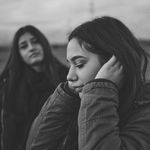 retrato dos hermanas en blanco y negro