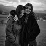 dos hermanas se abrazan en blanco y negro