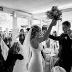 novios bailan durante la boda