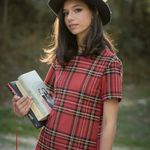 chica con libros bosque